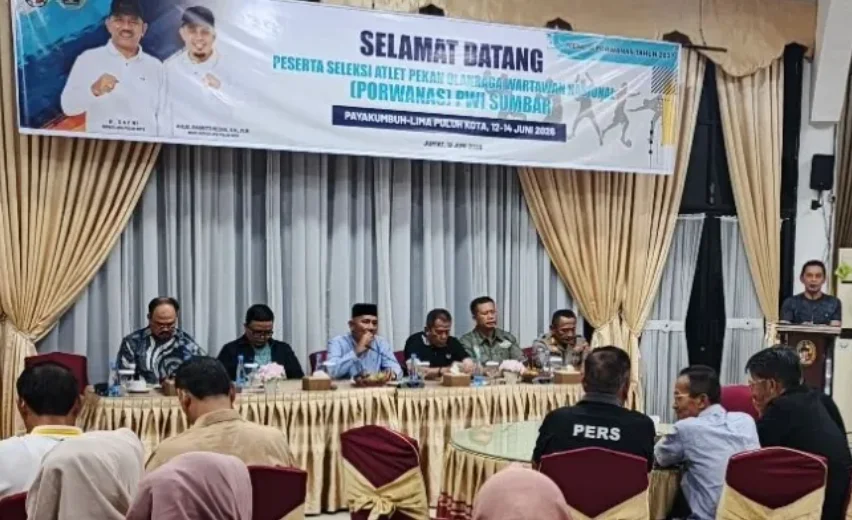 Ketua PWI Sumbar, Widya Navies Saat Memberikan kata sambutan pada pembukaan acara seleksi Porwanas di Ruang Pertemuan Rumah Dinas Bupati 50 Kota